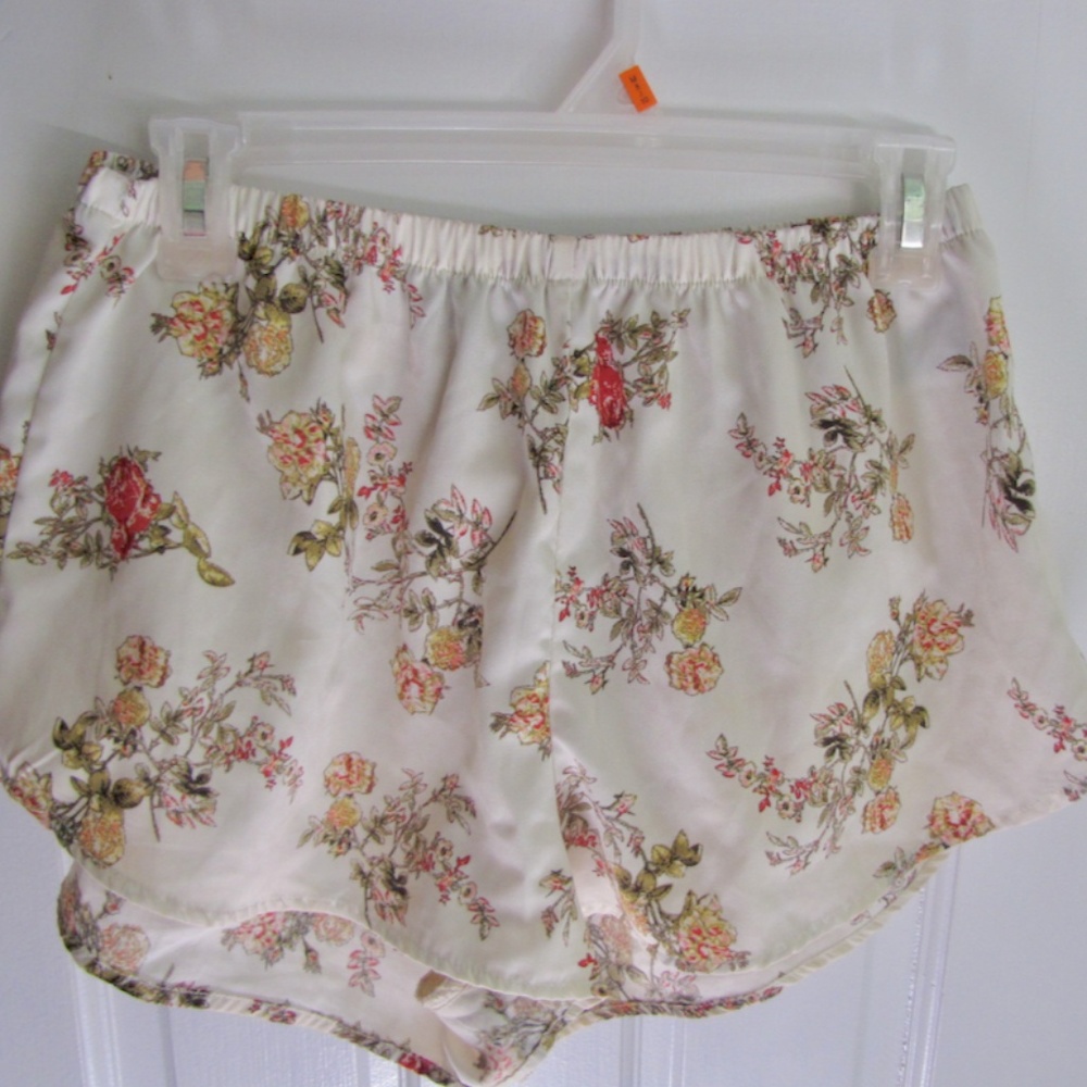 Silky floral off-white shorts